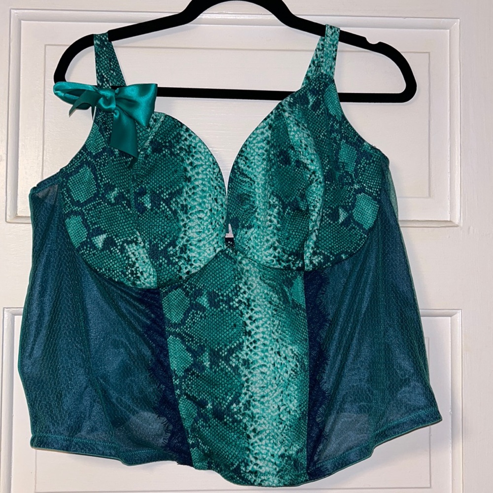 26/28 4X cacique corset style stretchy built in bra green snake print lingerie